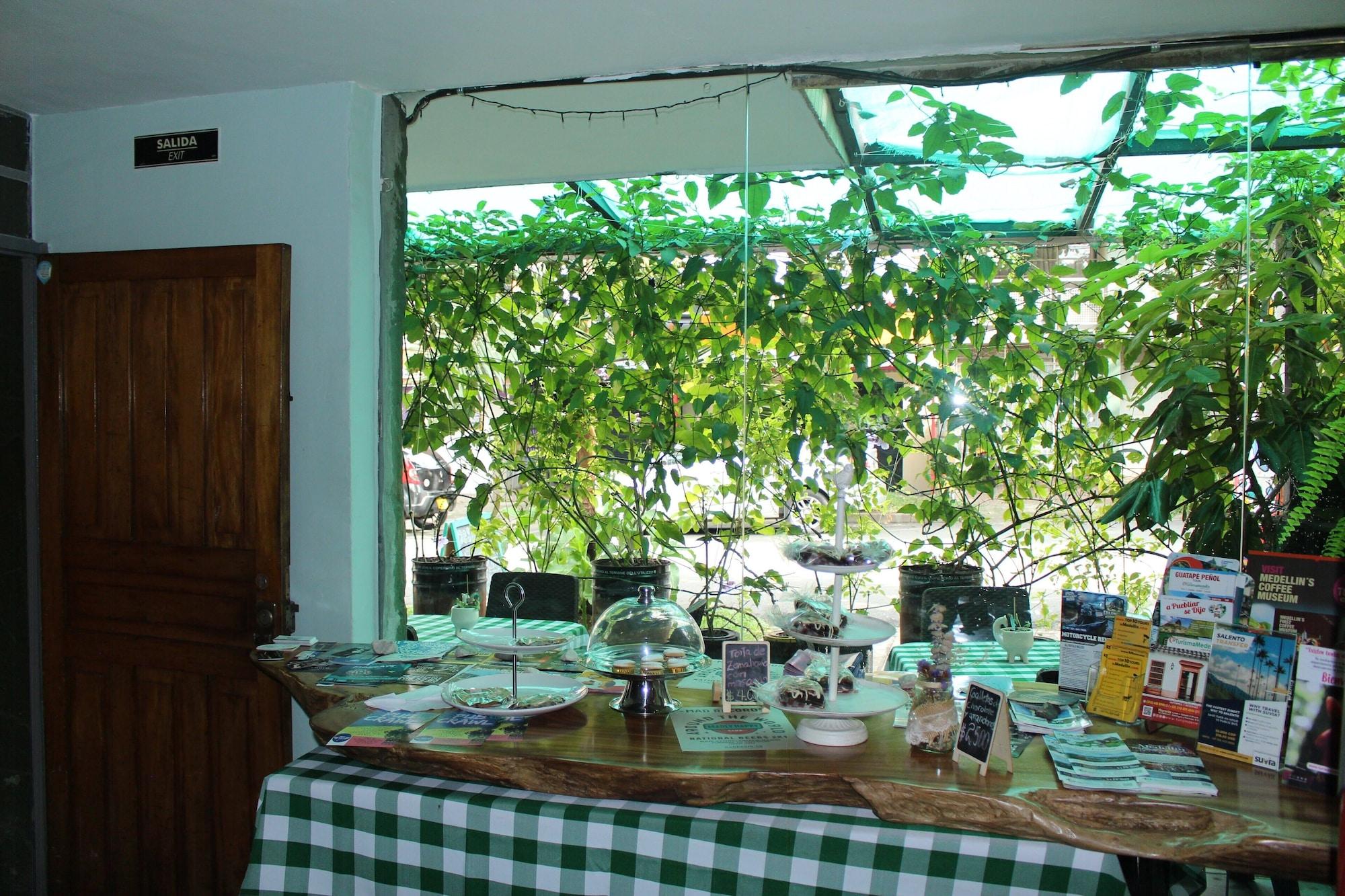 Hostal Casa Estacion Medellin Exterior photo